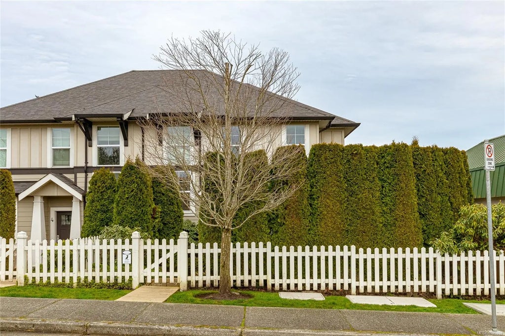 3903 Douglas St 5, Saanich