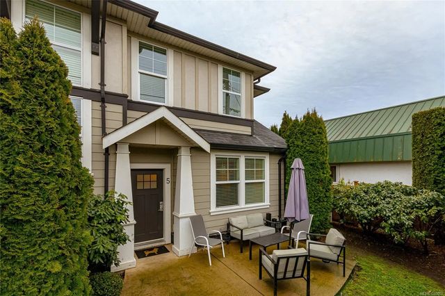 2 of 29 - 3903 Douglas St 5, Saanich, BC