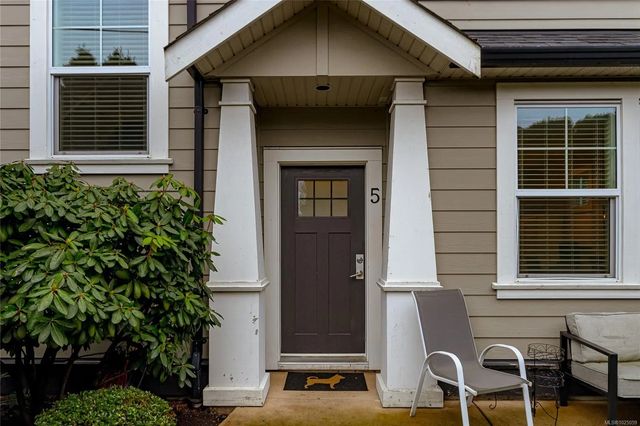 3 of 29 - 3903 Douglas St 5, Saanich, BC