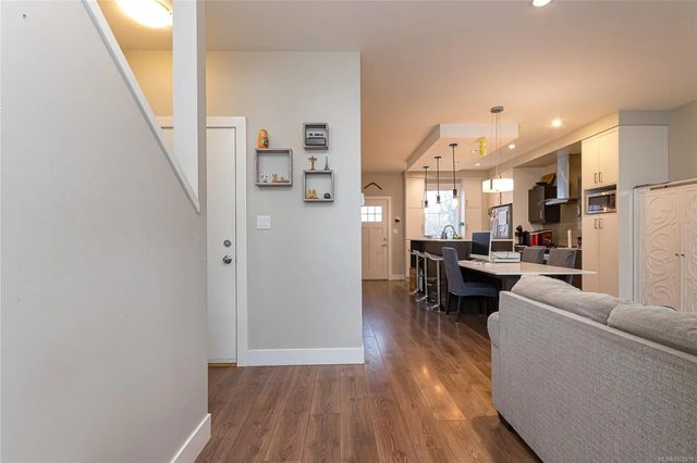 4 of 29 - 3903 Douglas St 5, Saanich, BC