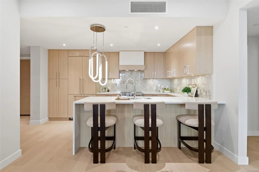 5229 Cordova Bay Rd 301, Saanich