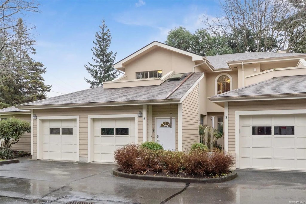 909 Admirals Rd 8, Esquimalt