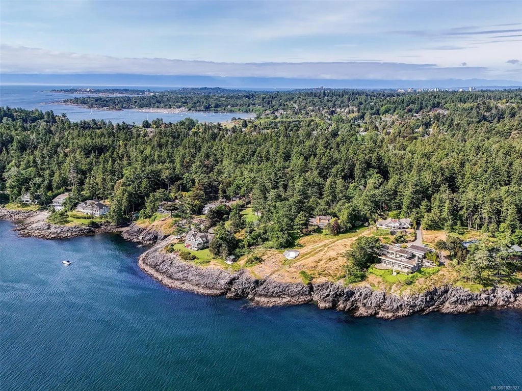 2550 Queenswood Dr, Saanich