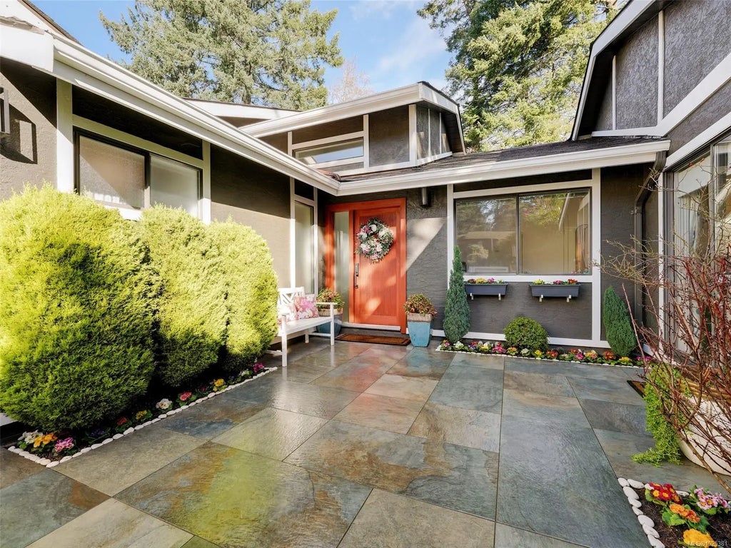 1042 Donwood Dr, Saanich