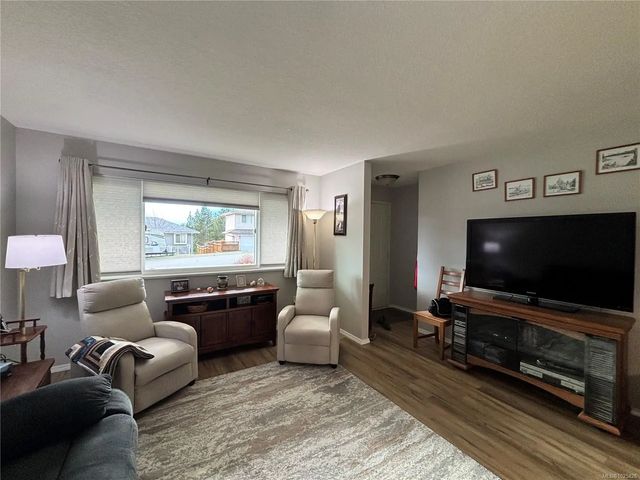 4 of 20 - 419 Donner Dr, Gold River, BC