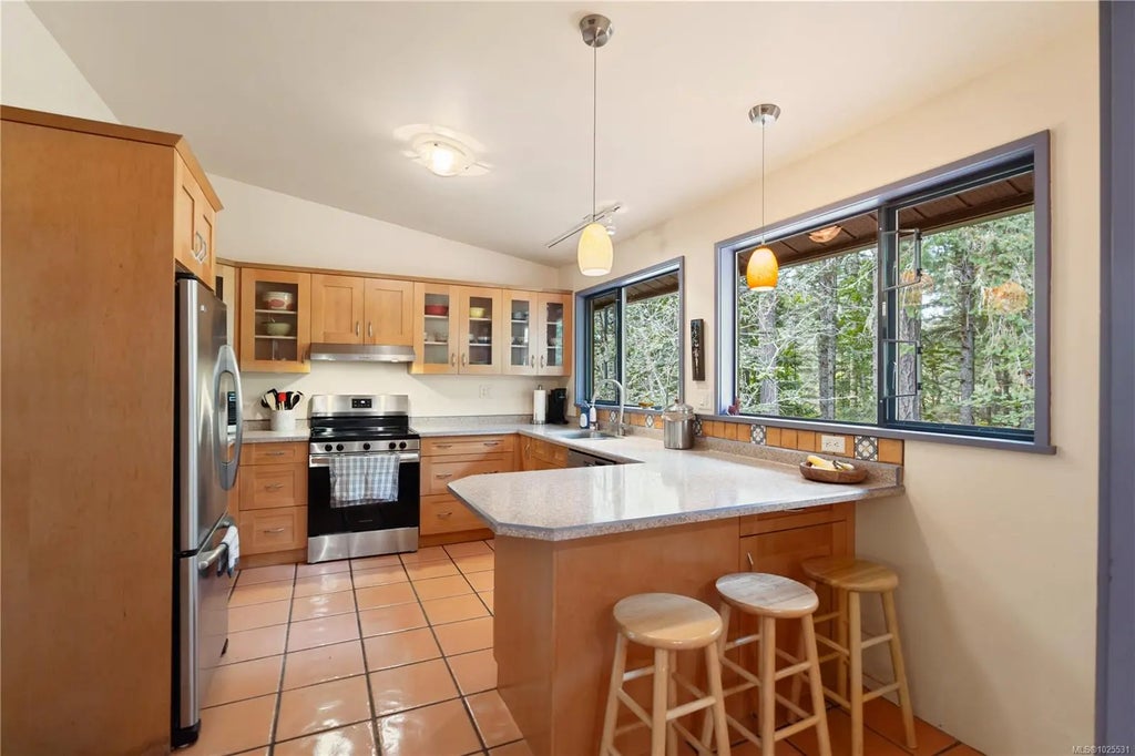 100 Viaduct Ave W, Saanich