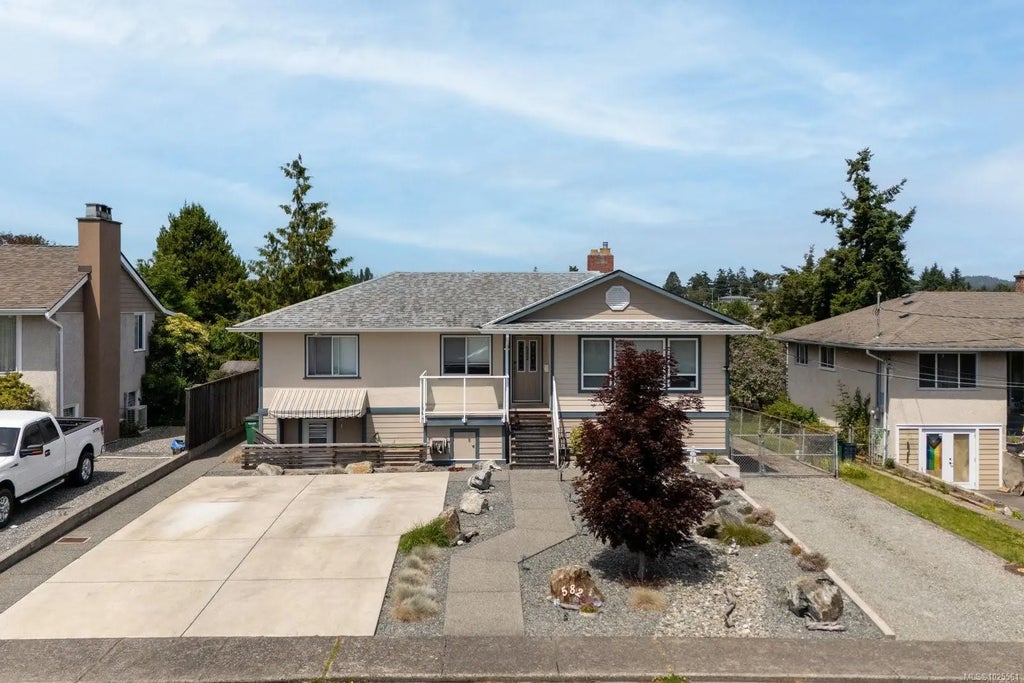 582 Baxter Ave, Saanich
