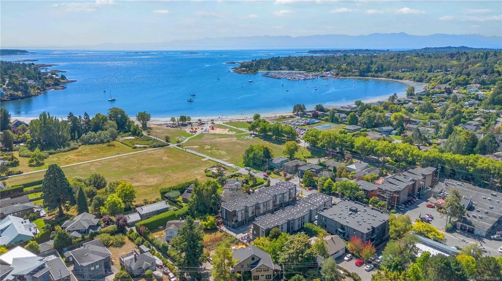 2590 Penrhyn St 2, Saanich