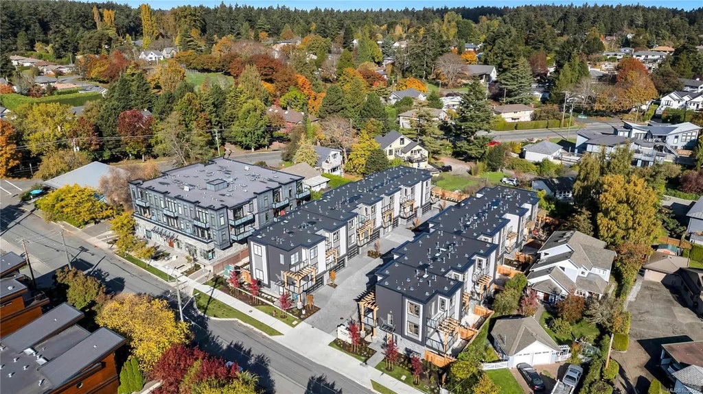 2590 Penrhyn St 13, Saanich