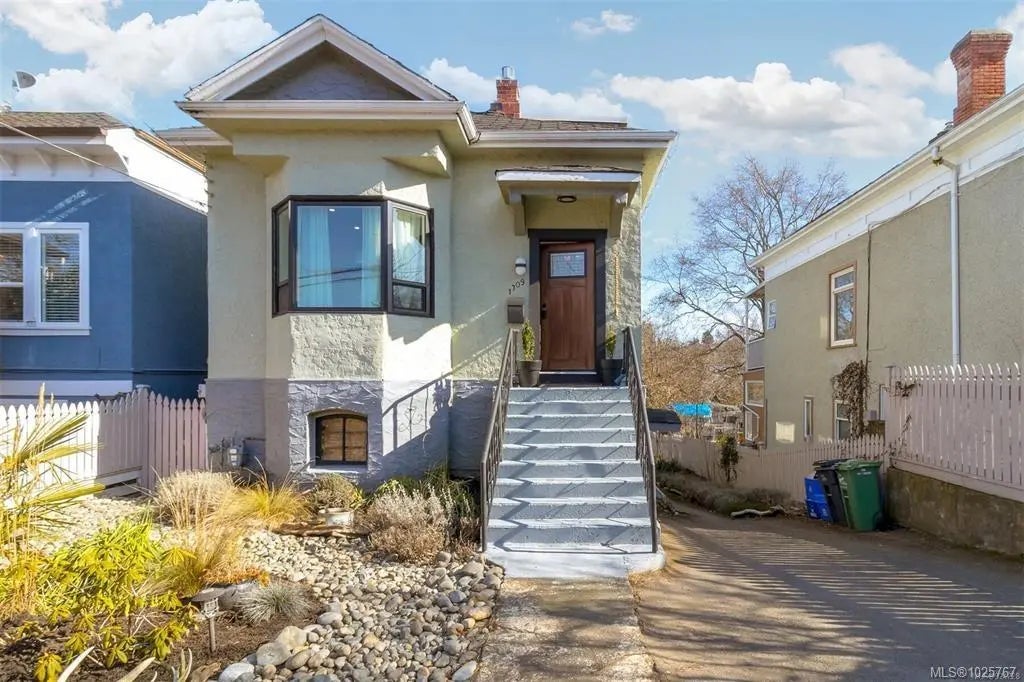 1709 Fernwood Rd, Victoria