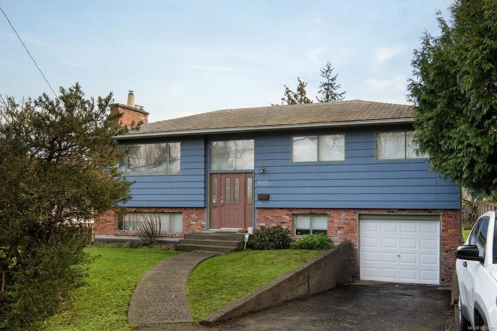 1015 Kenneth St, Saanich