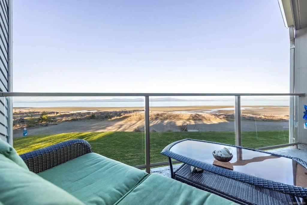 3295 Island Hwy W, Qualicum Beach