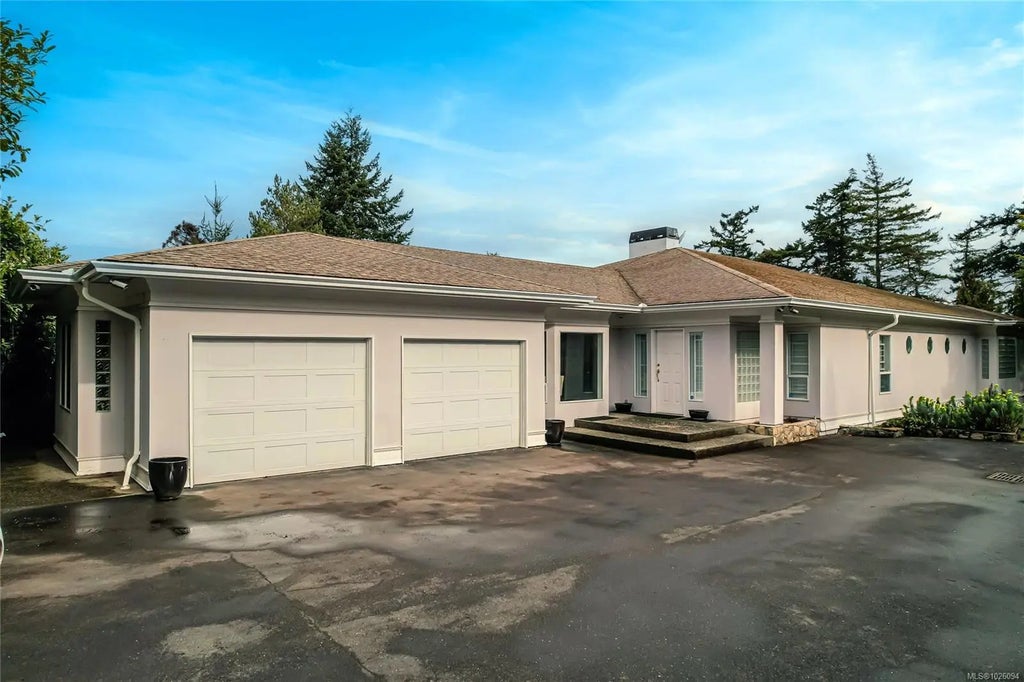 1934 San Juan Ave, Saanich