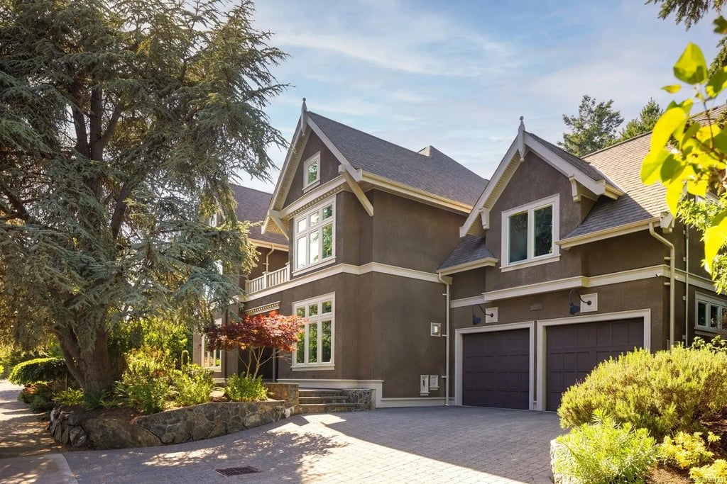 1568 Montgomery Ave, Victoria