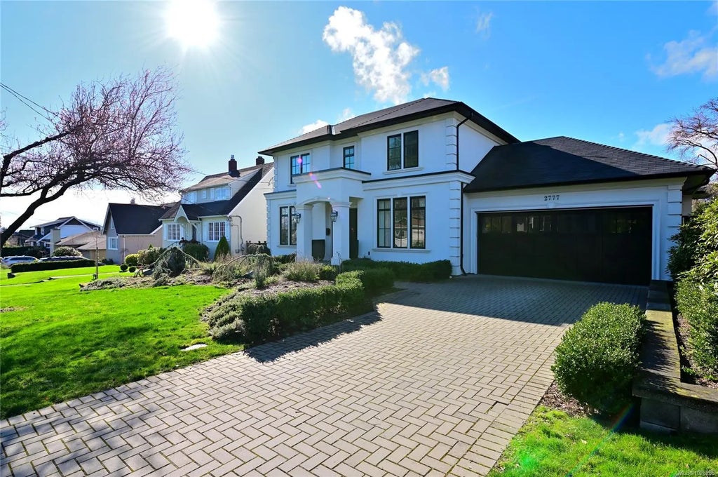 2777 Dewdney Ave, Oak Bay