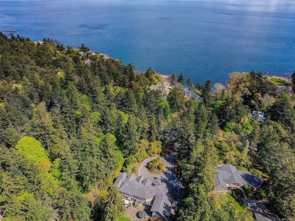 2615 Queenswood Dr, Saanich