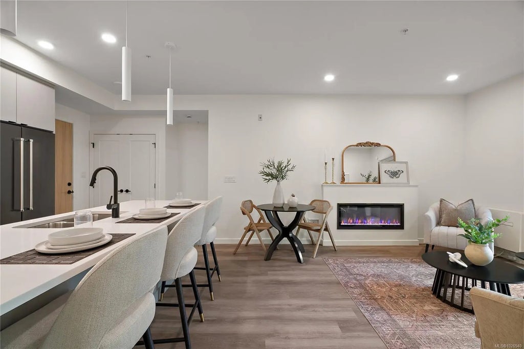 610 Lampson St 404, Esquimalt