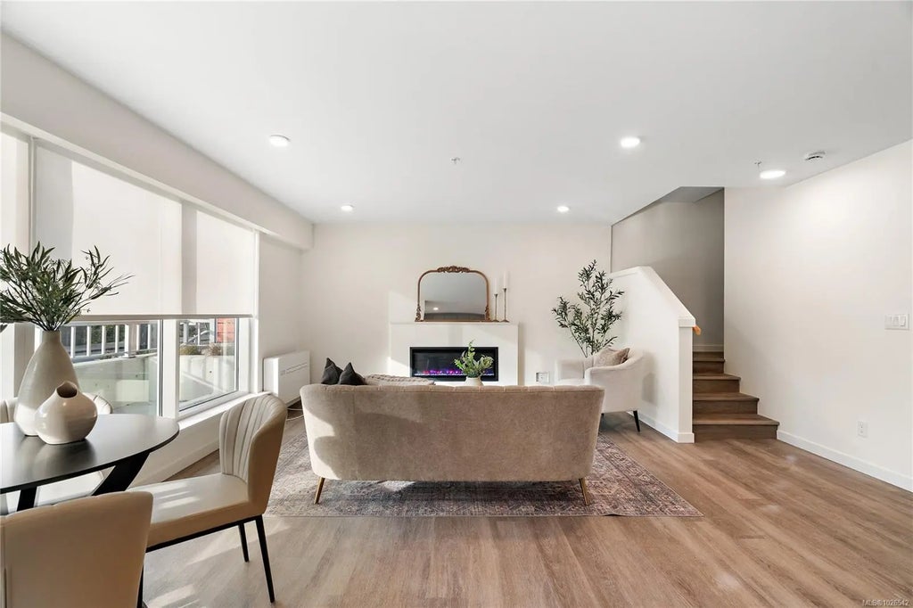 1102 Esquimalt Rd Th5, Esquimalt