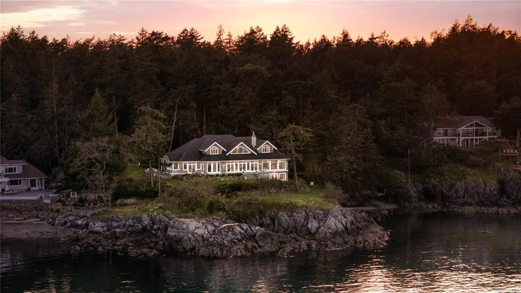 2600 Queenswood Dr, Saanich