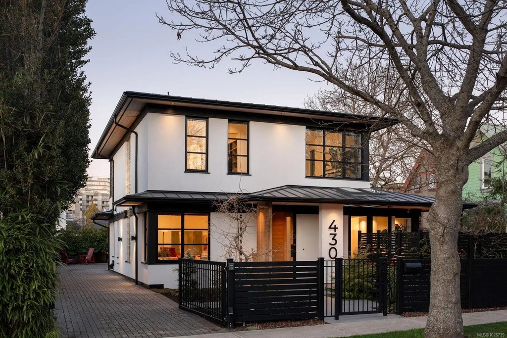 430 Luxton Ave, Victoria