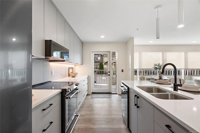 4 of 27 - 1102 Esquimalt Rd Th3, Esquimalt, BC