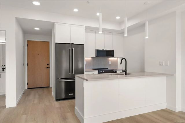 2 of 30 - 1102 Esquimalt Rd 303, Esquimalt, BC