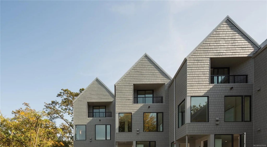 909 Redfern Rd 2, Victoria