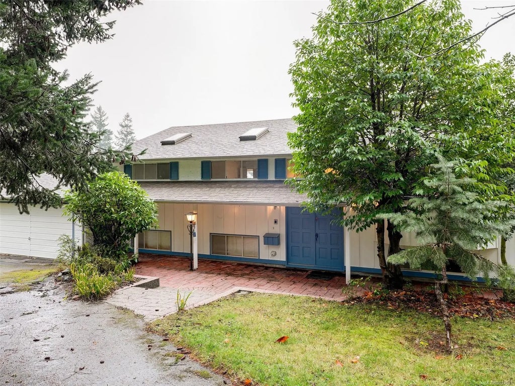 2202 Arbutus Rd, Saanich