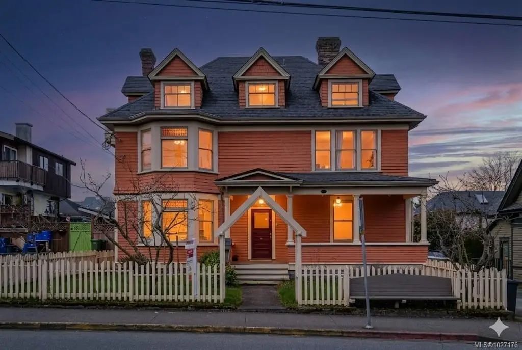 1418 Fernwood Rd, Victoria