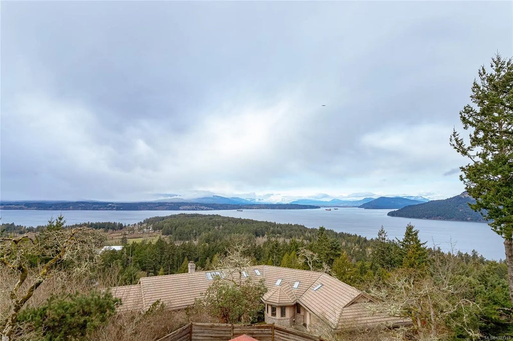 1126 Highview Pl, North Saanich