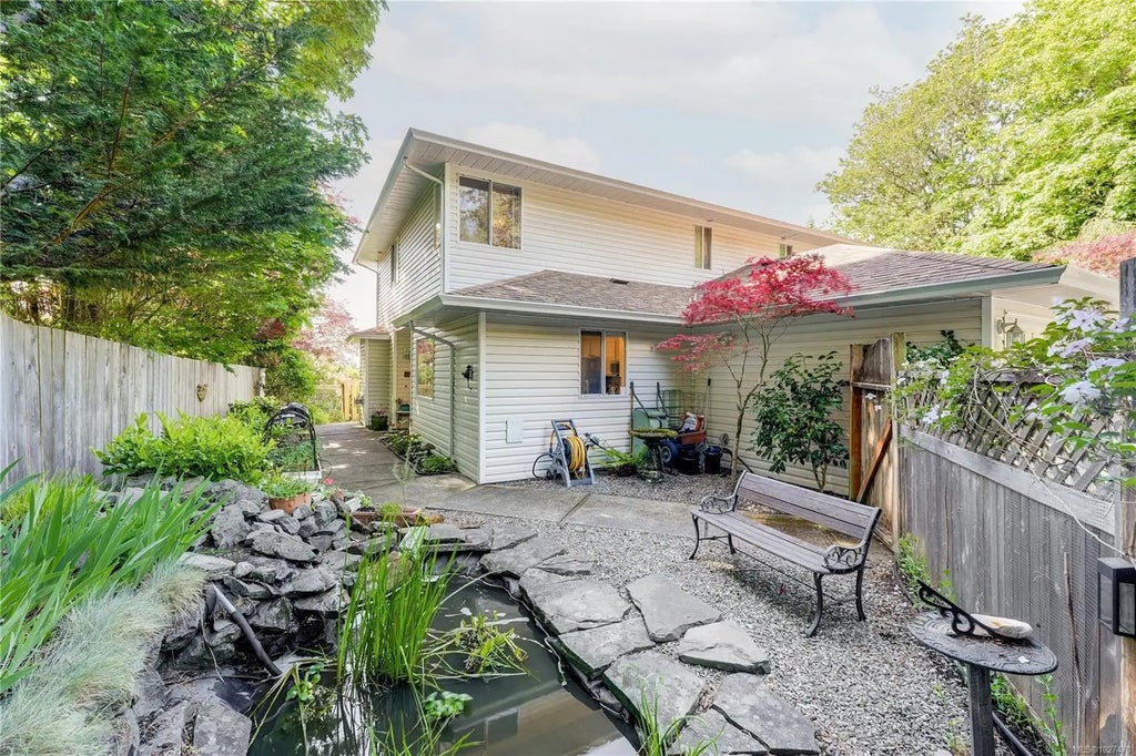 2056 Gladys Pl, Sooke