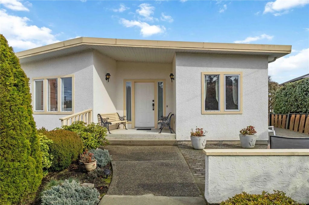 8503 Lochside Dr, North Saanich