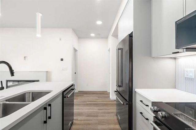 2 of 24 - 610 Lampson St 507, Esquimalt, BC