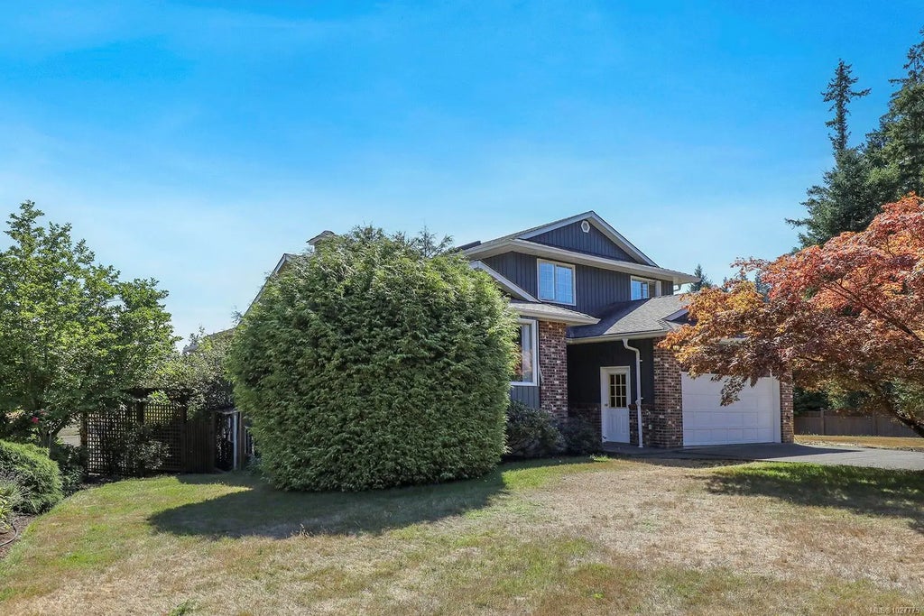 2099 Idiens Way, Comox