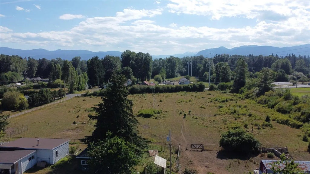 4766 Headquarters Rd, Courtenay