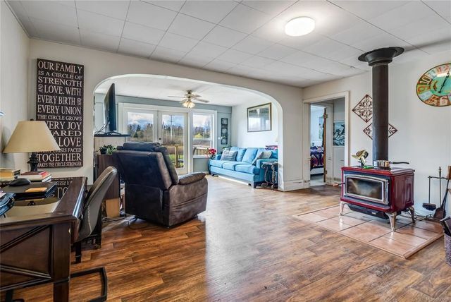 4 of 28 - 4766 Headquarters Rd, Courtenay, BC