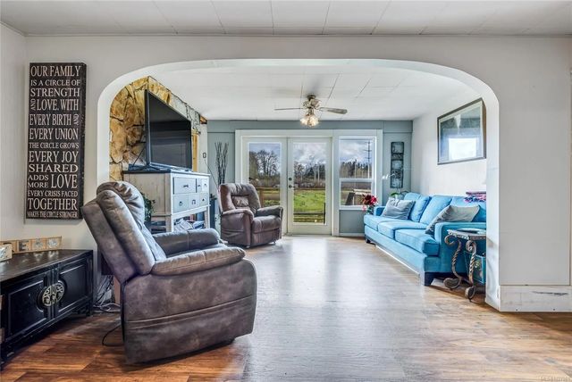 5 of 28 - 4766 Headquarters Rd, Courtenay, BC