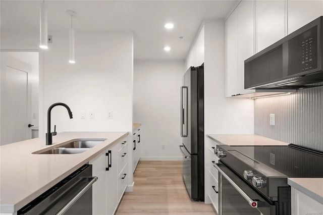 2 of 30 - 1102 Esquimalt Rd Th4, Esquimalt, BC