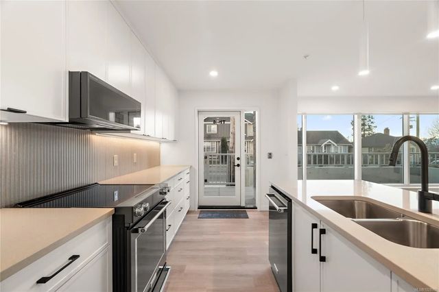 3 of 30 - 1102 Esquimalt Rd Th4, Esquimalt, BC