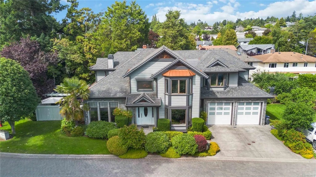 1702 De Sousa Pl, Saanich