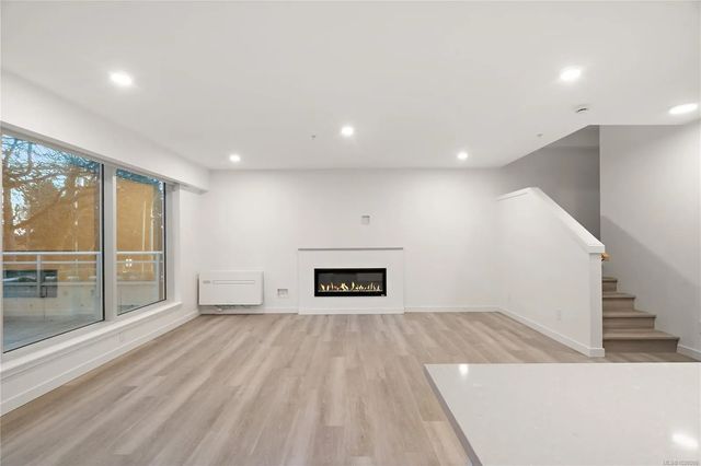 2 of 30 - 1102 Esquimalt Rd Th1, Esquimalt, BC