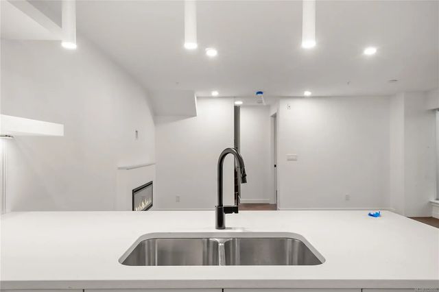 2 of 34 - 1102 Esquimalt Rd Th2, Esquimalt, BC