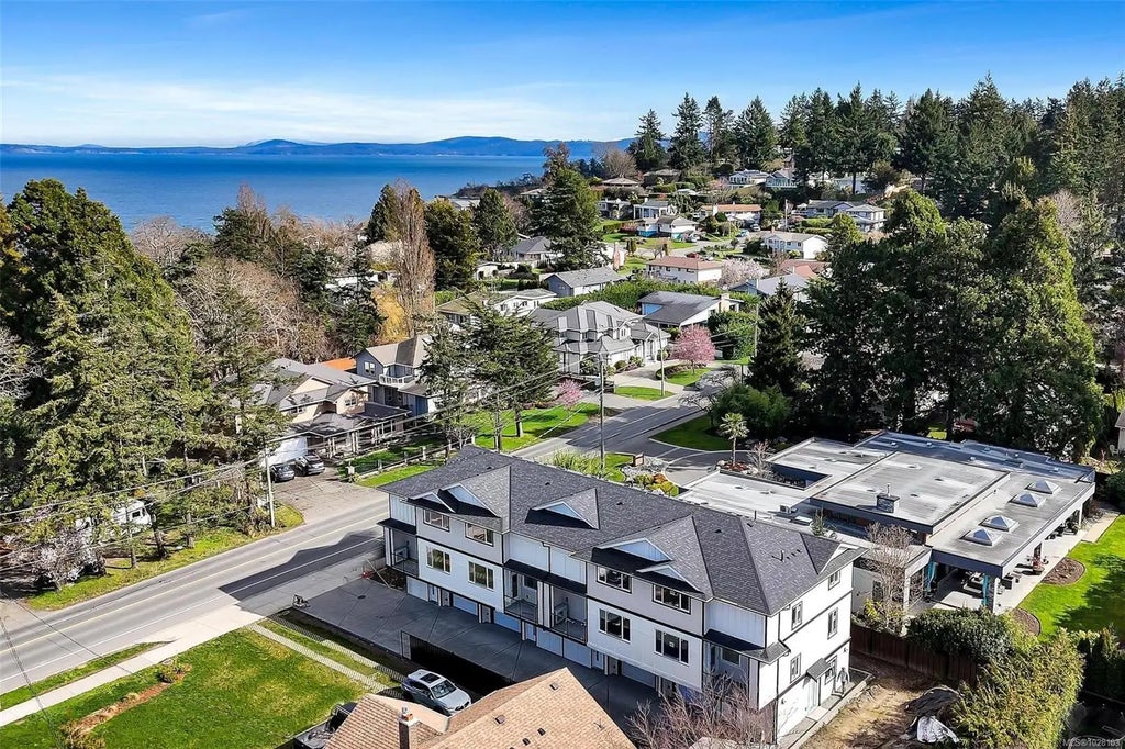 1559 Ash Rd 3, Saanich