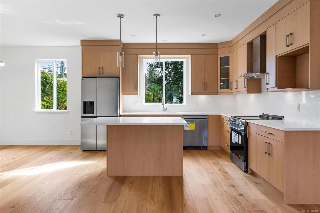 1559 Ash Rd 4, Saanich