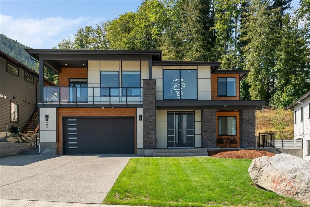 405 Colonia Dr S, Ladysmith