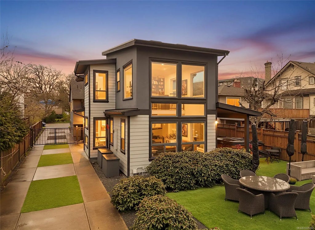 838 Old Esquimalt Rd, Esquimalt