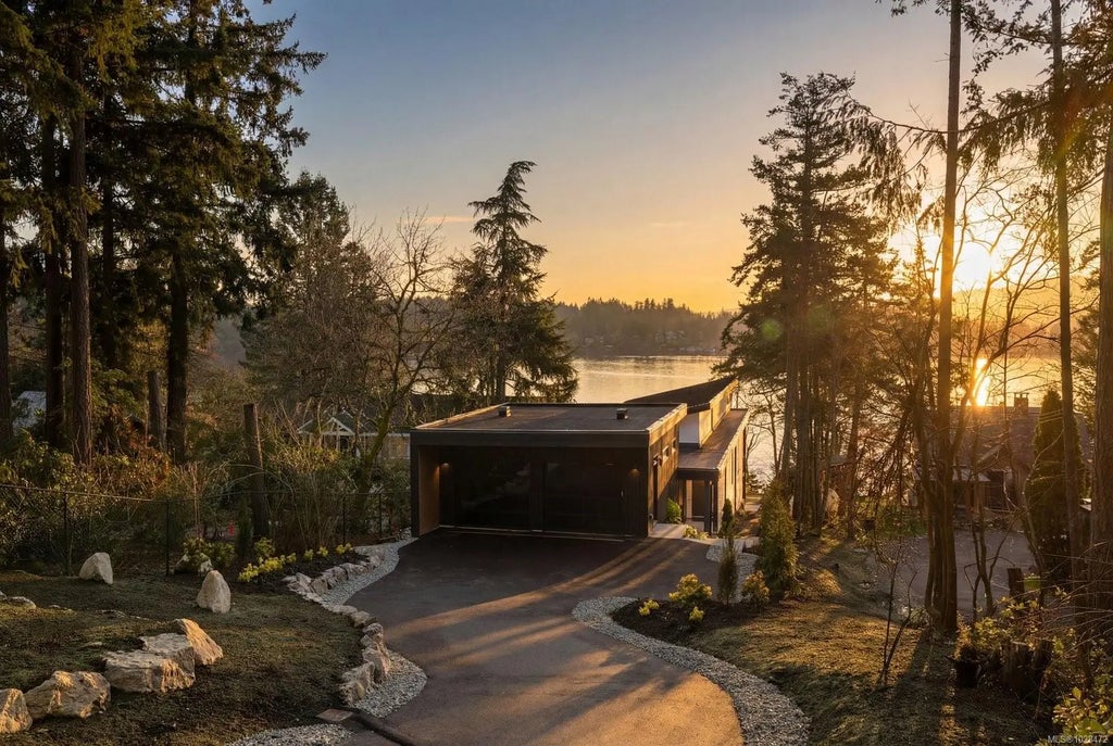 11392 Chalet Rd, North Saanich