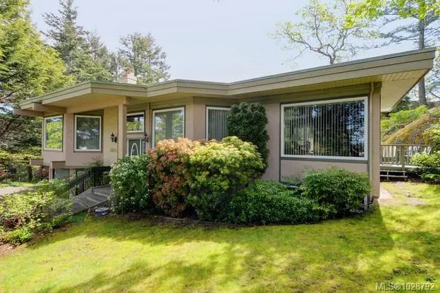 1055 Thistlewood Dr, Saanich