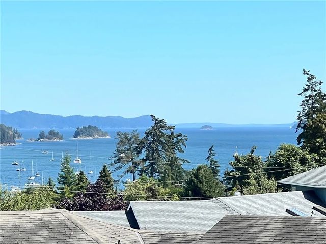 2 of 17 - 130 Corbett Rd 3, Salt Spring, BC