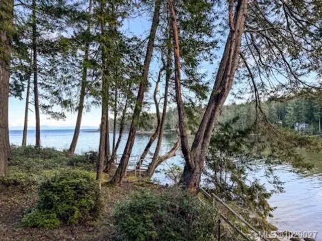 2 of 18 - 10 Decourcy Dr, Gabriola Island, BC